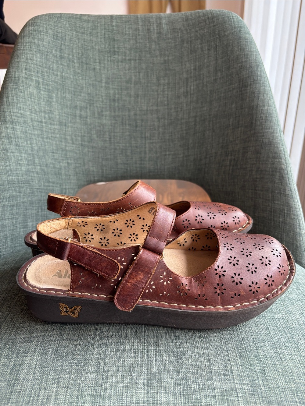 Alegria Brown Leather Mary Jane floral slip resistant comfortable women’s sz 9.5